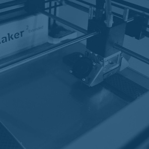 Vis arrangementet «Lynkurs i 3D-printing (Digitalt)»; bildebeskrivelse: En Ultimaker-3D-printer sett ovenfra