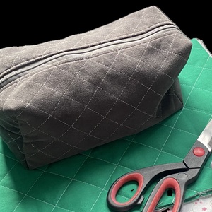 Vis arrangementet «Sykurs - Sy din egen toalettmappe!»; bildebeskrivelse: Bilde av den ferdige toalettmappen