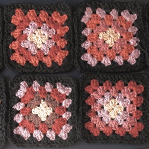 Vis arrangementet «Nybegynnerkurs hekling - hekle en granny square»; bildebeskrivelse: Bilde av granny-squares