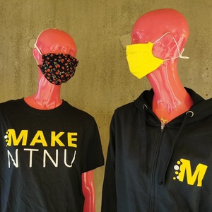 Vis arrangementet «Sykurs»; bildebeskrivelse: To rosa mannekenger med MAKE NTNU-klær; den ene har et svart munnbind med jordbærmønster og den andre har et gult munnbind
