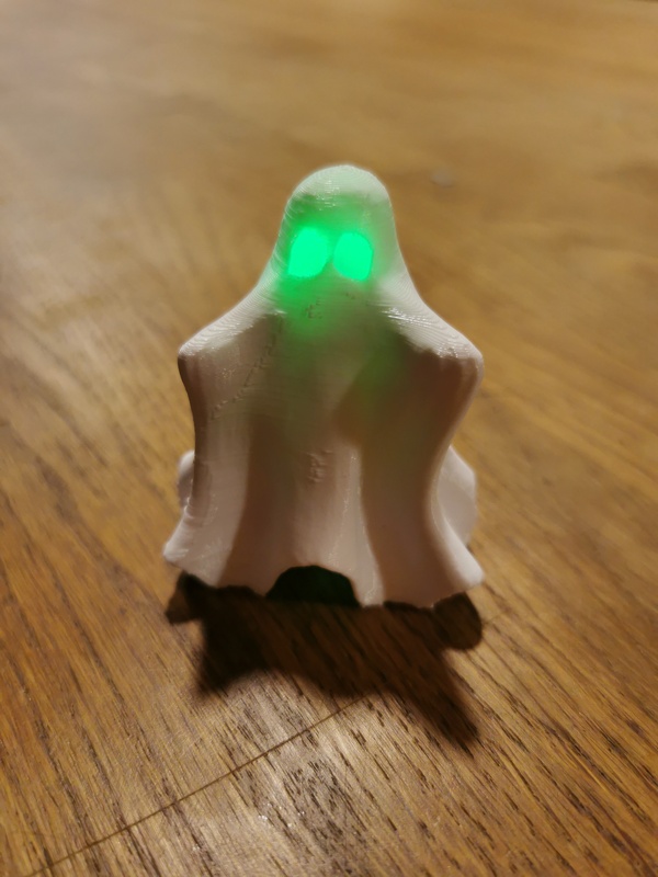 Vis artikkelen «Lag ditt eget lyssky spøkelse»; bildebeskrivelse: Et 3D-printet spøkelse med et grønt lys inni
