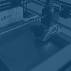 Vis arrangementet «Digitalt kurs i 3D-printing»; bildebeskrivelse: En Ultimaker-3D-printer sett ovenfra