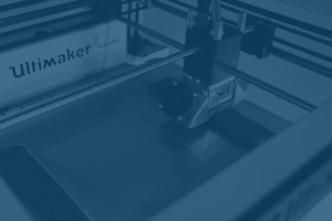 Vis arrangementet «E-postliste for fremtidige 3D-printerkurs»; bildebeskrivelse: En Ultimaker-3D-printer sett ovenfra